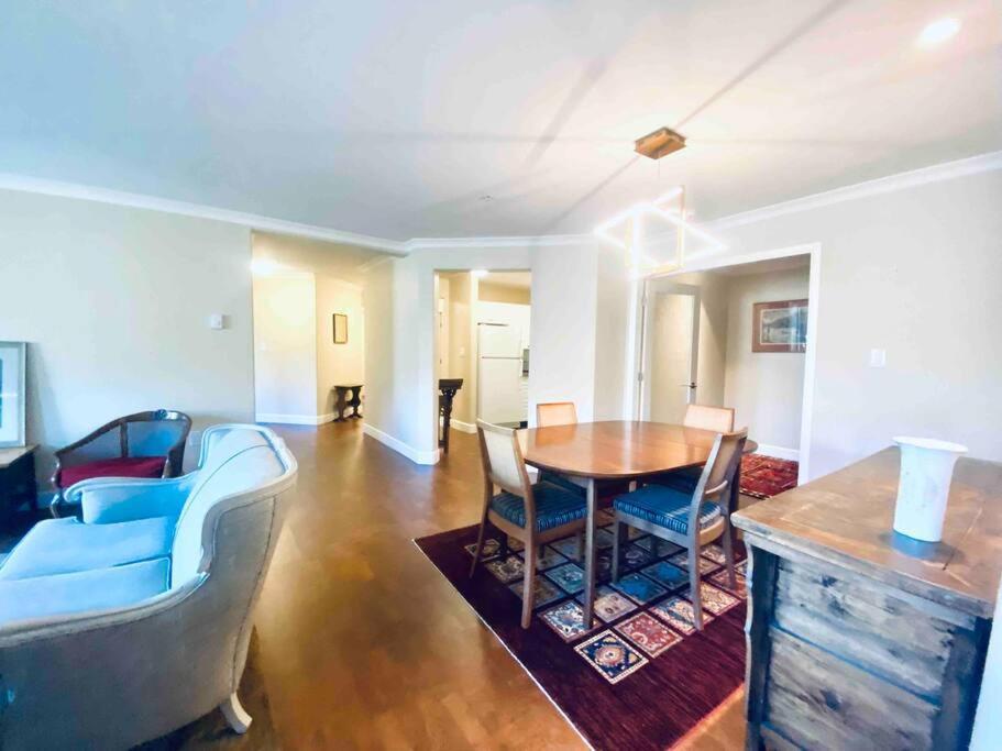 Amazing Location 2 Bedroom Minutes From Downtown Victoria Exterior foto